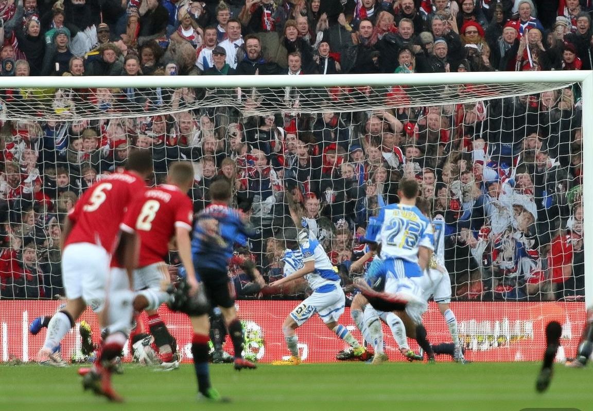 曼联2-1雷丁：速度与激情的英超对决(图2)