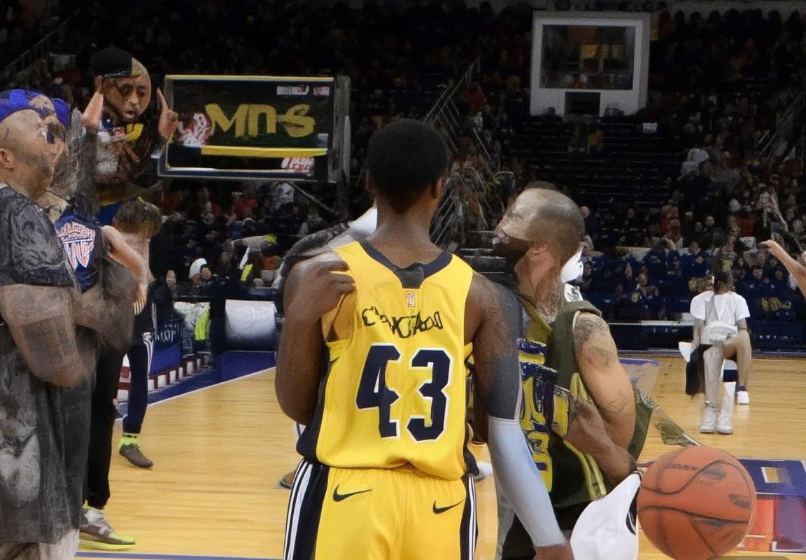 雷霆爵士巅峰对决：NBA常规赛精彩战术解析与未来展望(图1)